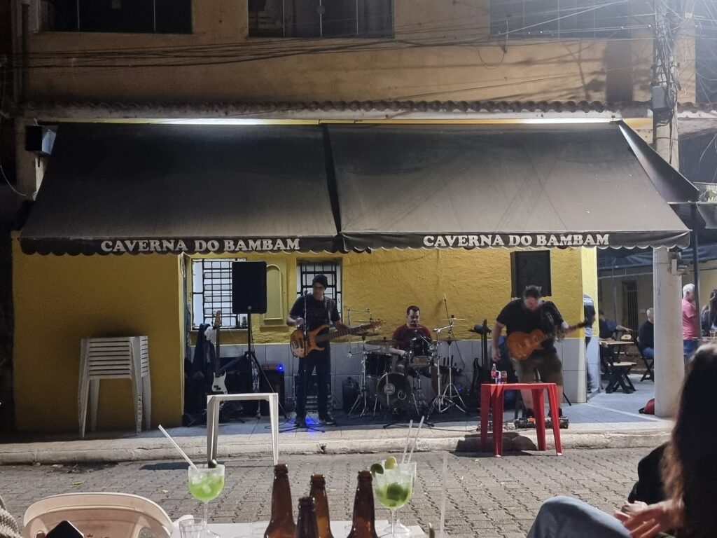 Caverna do BamBam mit Live-Musik